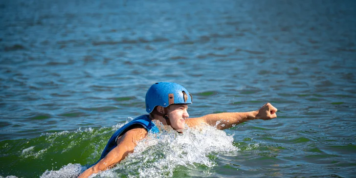 Vznášejte se nad vodou jako superhrdinové: let na flyboardu pro 1 i 2 osoby
