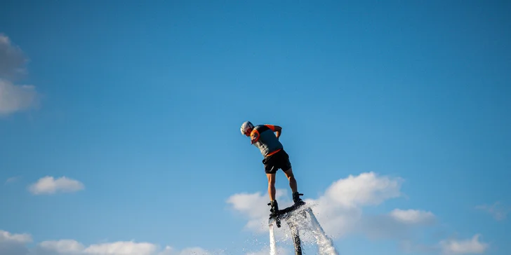 Vznášejte se nad vodou jako superhrdinové: let na flyboardu pro 1 i 2 osoby