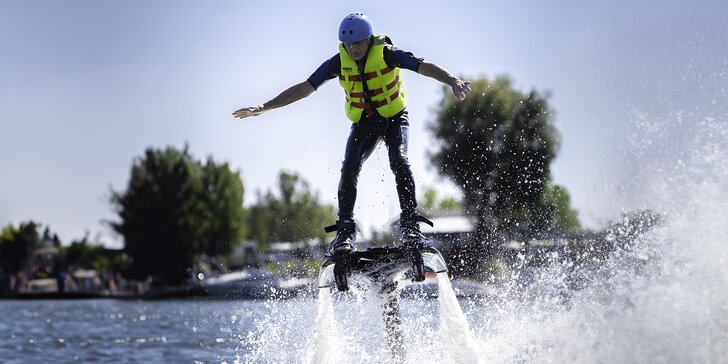 Vznášejte se nad vodou jako superhrdinové: let na flyboardu pro 1 i 2 osoby