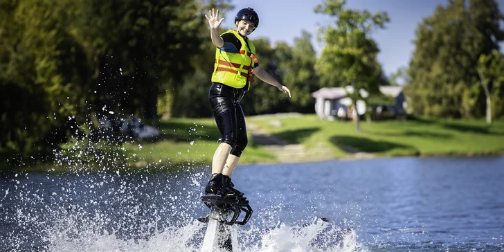 Vznášejte se nad vodou jako superhrdinové: let na flyboardu pro 1 i 2 osoby