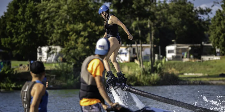 Vznášejte se nad vodou jako superhrdinové: let na flyboardu pro 1 i 2 osoby