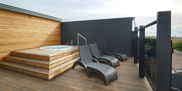 2 hodiny v privátním střešním wellness pro 2 osoby: vířivka s výhledem, sauna i lahev sektu