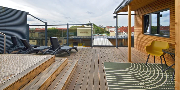 2 hodiny v privátním střešním wellness pro 2 osoby: vířivka s výhledem, sauna i lahev sektu