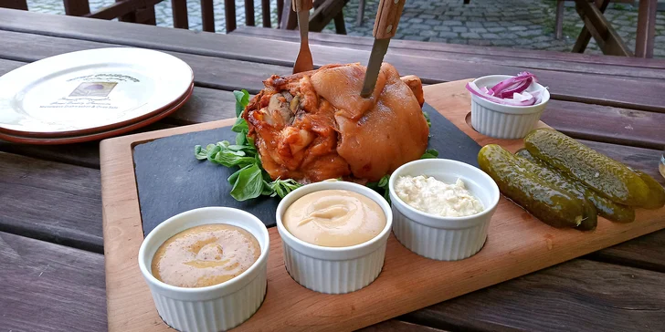 Pro milovníky masa a zlatavého moku: 600 g pečeného kolena a 3 pivní speciály na zapití