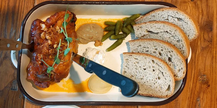 Pro milovníky masa a zlatavého moku: 600 g pečeného kolena a 3 pivní speciály na zapití
