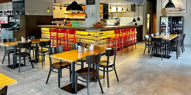 Masové prkno a degustace piv pro 2 osoby: burger, hovězí steak, křídla, hranolky i coleslaw
