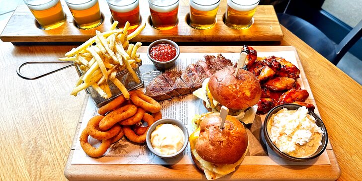 Masové prkno a degustace piv pro 2 osoby: burger, hovězí steak, křídla, hranolky i coleslaw