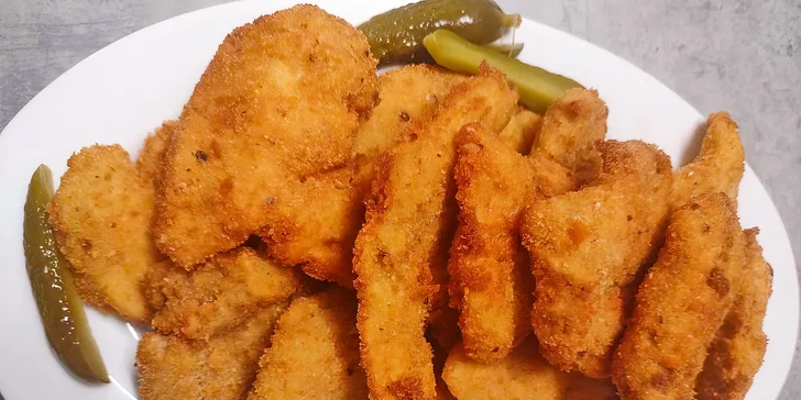 Řízková nálož o váze až 1,2 kg: kuřecí i vepřové řízky s hranolky a tatarkou