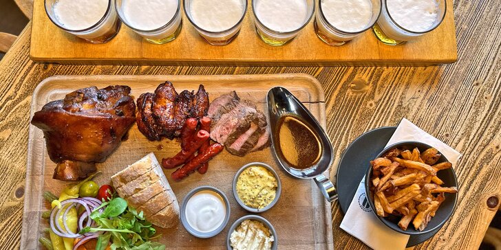 Masové prkno a degustace místních piv: koleno, křídla i steak s chlebem, hranolky a dipy