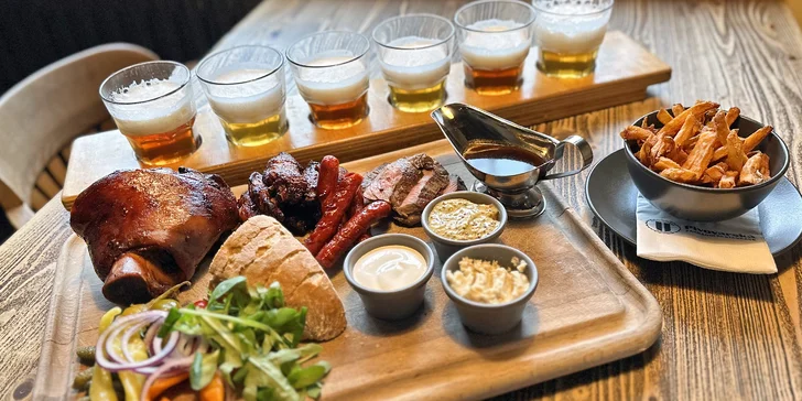 Masové prkno a degustace místních piv: koleno, křídla i steak s chlebem, hranolky a dipy