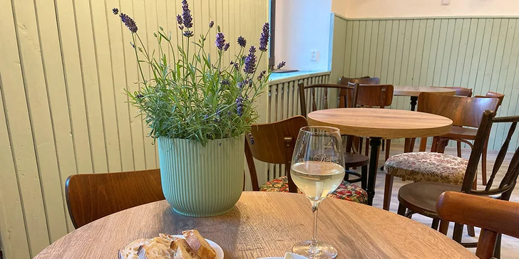 Degustace vín vč. 4 vzorků papežského Chateauneuf du Pape a tapas pro jednoho i pár