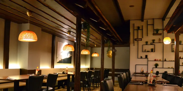 Menu v asijské restauraci: 25 ks sushi, jarní závitky i gyoza