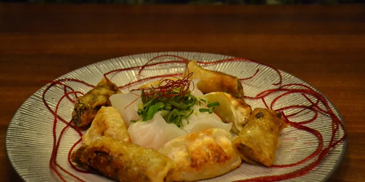 Menu v asijské restauraci: 25 ks sushi, jarní závitky i gyoza