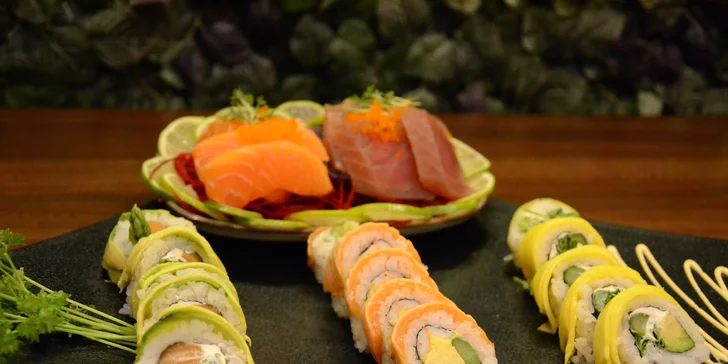 Menu v asijské restauraci: 25 ks sushi, jarní závitky i gyoza