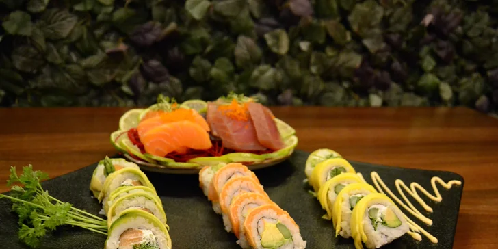 Menu v asijské restauraci: 25 ks sushi, jarní závitky i gyoza