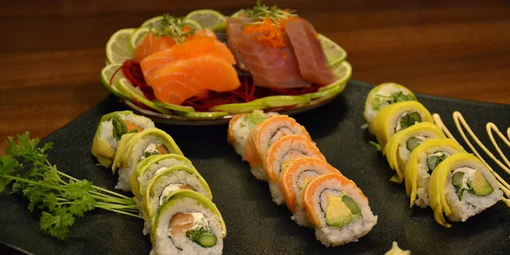 Menu v asijské restauraci: 25 ks sushi, jarní závitky i gyoza