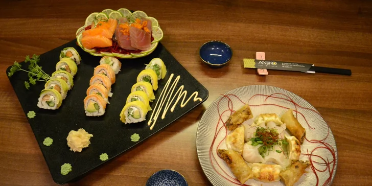 Menu v asijské restauraci: 25 ks sushi, jarní závitky i gyoza