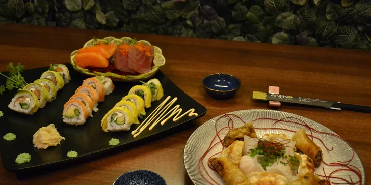 Menu v asijské restauraci: 25 ks sushi, jarní závitky i gyoza