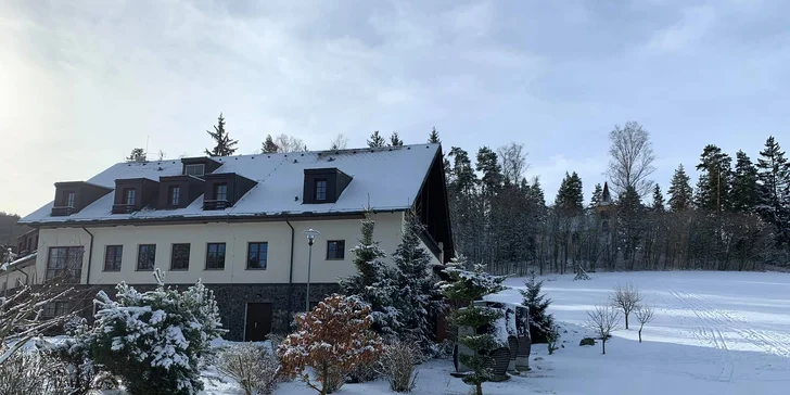 Pohoda na horském vzduchu na Šumavě: bufetové snídaně, víno, bowling i neomezený wellness