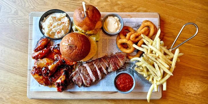 Masové prkno a degustace piv pro 2 osoby: burger, hovězí steak, křídla, hranolky i coleslaw