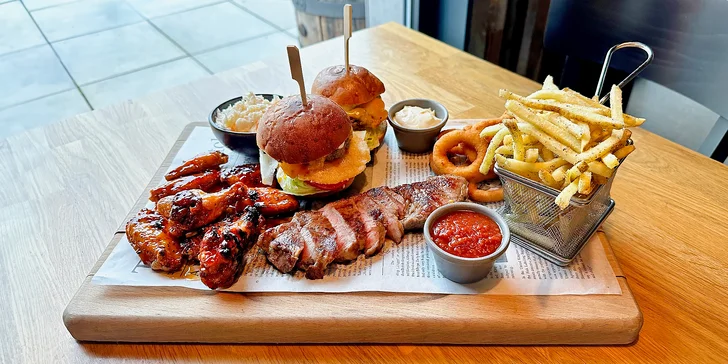 Masové prkno a degustace piv pro 2 osoby: burger, hovězí steak, křídla, hranolky i coleslaw