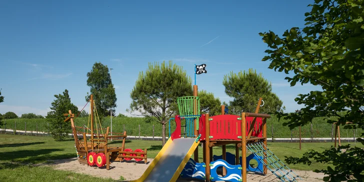 Bungalov nebo hausbót v Lignanu i s jídlem, vodním parkem, soukromou pláží a turistickou kartou