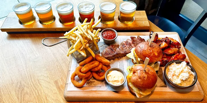 Masové prkno a degustace piv pro 2 osoby: burger, hovězí steak, křídla, hranolky i coleslaw