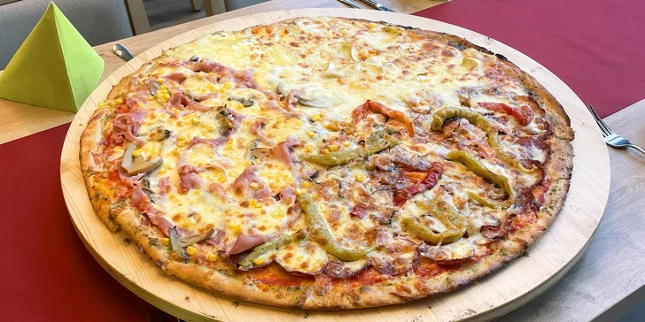 Jumbo pizza v restauraci s výhledem na Čertovy skály: složená až ze 4 druhů