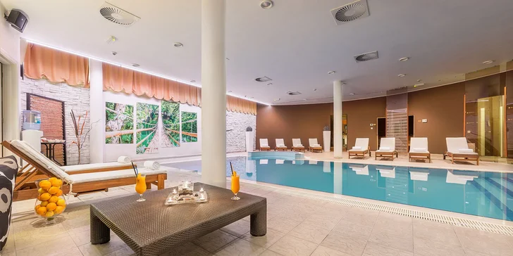 Dovolená v hotelu přímo na pobřeží, jen 16 km od Šibeniku: jídlo, bazén, až 2 děti zdarma