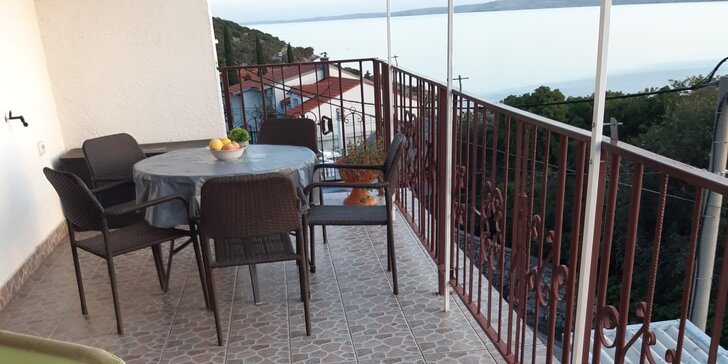 Vybavené apartmány s balkonem pro 4–5 osob v chorvatském Karlobagu