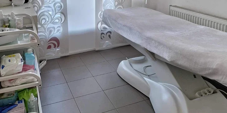 60–90 minut relaxační masáže zad či celého těla, lymfatická masáž nebo baňkování