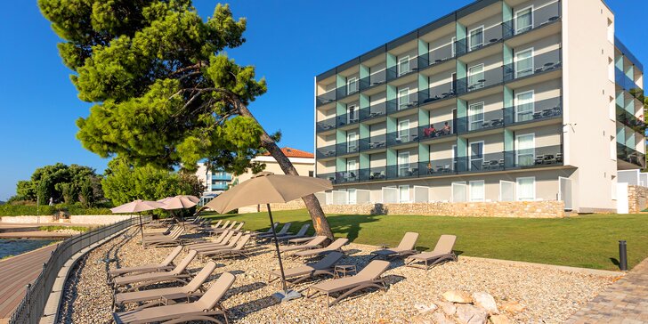 Dovolená v hotelu přímo na pobřeží, jen 16 km od Šibeniku: first minute, plná penze, bazén, až 2 děti zdarma