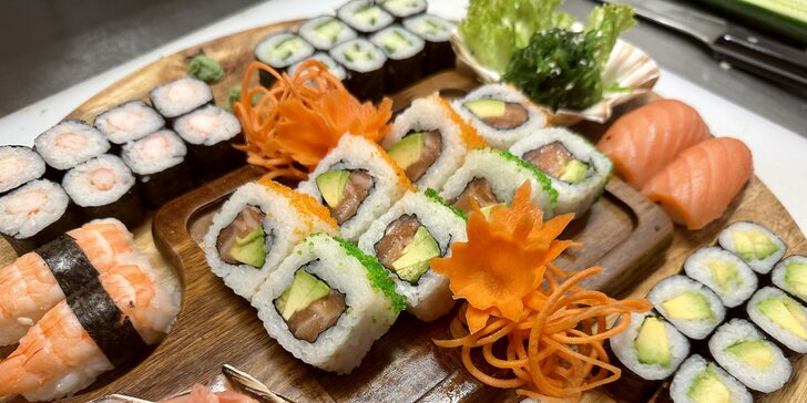 Pestré sushi sety: 24–50 ks s avokádem, krevetami nebo i chirashi