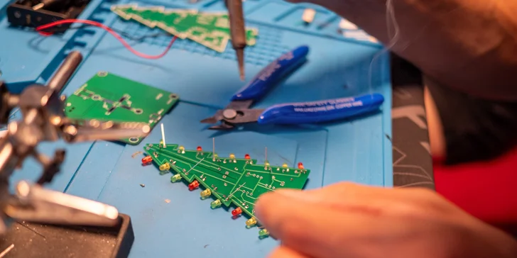 Pájecí workshop pro jednoho i dva šikuly: výroba LED stromku nebo Bluetooth repráčeku