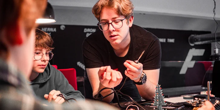 Pájecí workshop pro jednoho i dva šikuly: výroba LED stromku nebo Bluetooth repráčeku