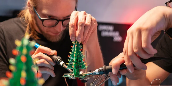 Pájecí workshop pro jednoho i dva šikuly: výroba LED stromku nebo Bluetooth repráčeku