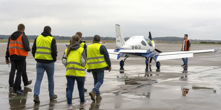 Prohlídka mezinárodního letiště včetně letu nebo pilotní výcvik na zkoušku