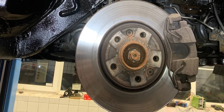 Přehození kol nebo přezutí pneumatik na plechových či alu discích a vyvážení