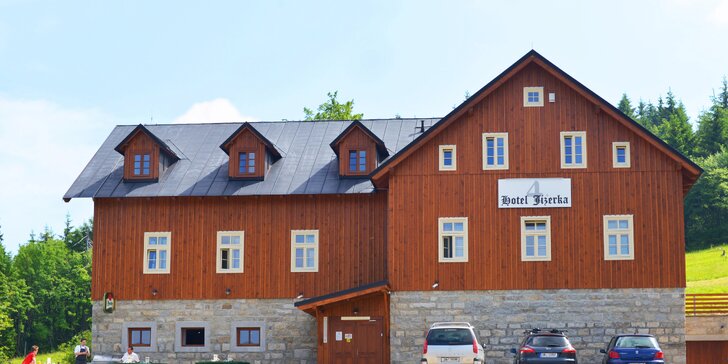 Horský hotel v srdci Jizerek: osada Jizerka, bufetové snídaně i 60min. vstup do privátní sauny