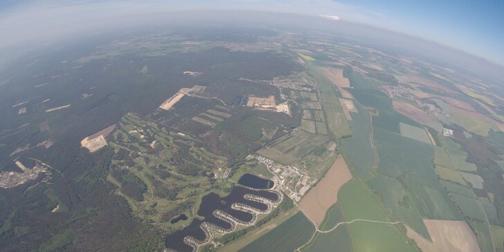 Tandemový seskok z letadla z výšky 4000 metrů na slovenském letišti Senica