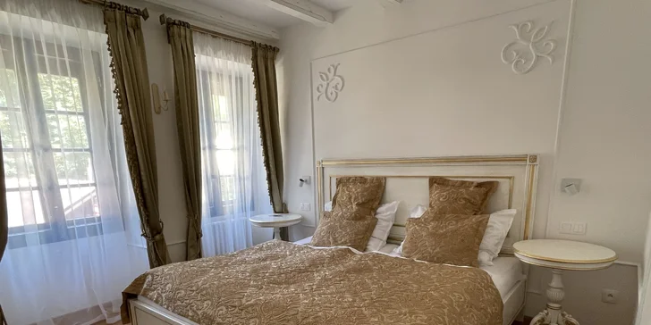 Zámecké pivní lázně s ubytováním 200 m od Pražského hradu: neomezená konzumace piva a relax v pivní lázni