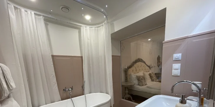 Zámecké pivní lázně s ubytováním 200 m od Pražského hradu: neomezená konzumace piva a relax v pivní lázni