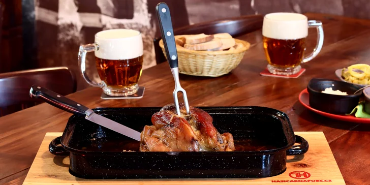 1 či 2 pomalu pečená kolena, chléb, hořčice a křen i pivo Pilsner Urquell