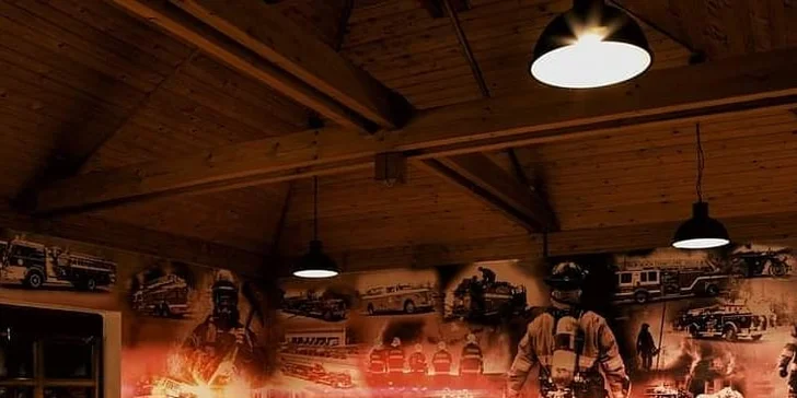 1 či 2 pomalu pečená kolena, chléb, hořčice a křen i pivo Pilsner Urquell