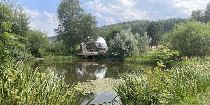 Glamping s rybníkem a horkou lázní na severu Čech: ubytování až pro 6 osob i půjčení koloběžek