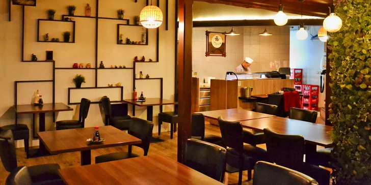 Menu v asijské restauraci: 25 ks sushi, jarní závitky i gyoza
