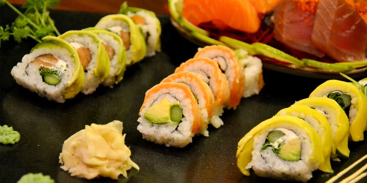 Menu v asijské restauraci: 25 ks sushi, jarní závitky i gyoza