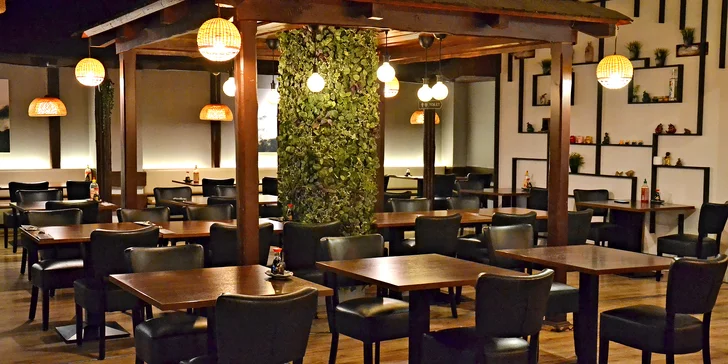 Menu v asijské restauraci: 25 ks sushi, jarní závitky i gyoza