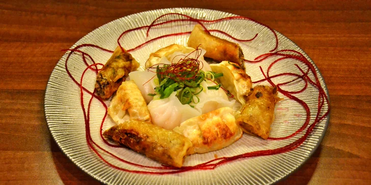 Menu v asijské restauraci: 25 ks sushi, jarní závitky i gyoza