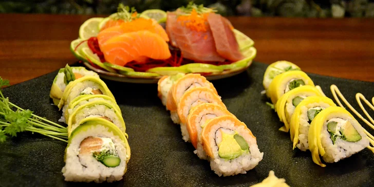 Menu v asijské restauraci: 25 ks sushi, jarní závitky i gyoza